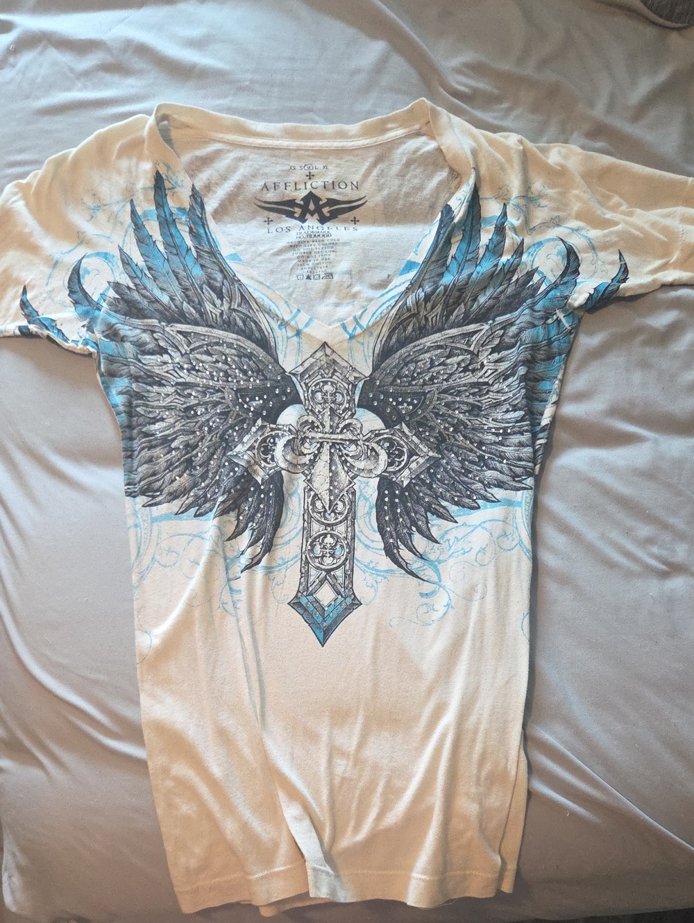 Affliction White V-Neck Winged Cross Graphic Tee with Blue Accents W Sz Med